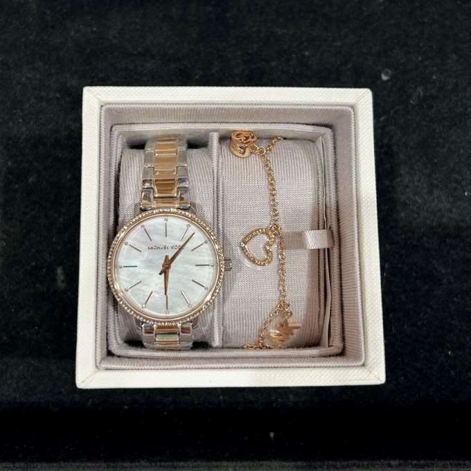 【イーアスつくば】MICHAEL KORS(マイケルコース) セットでかわいい腕時計!